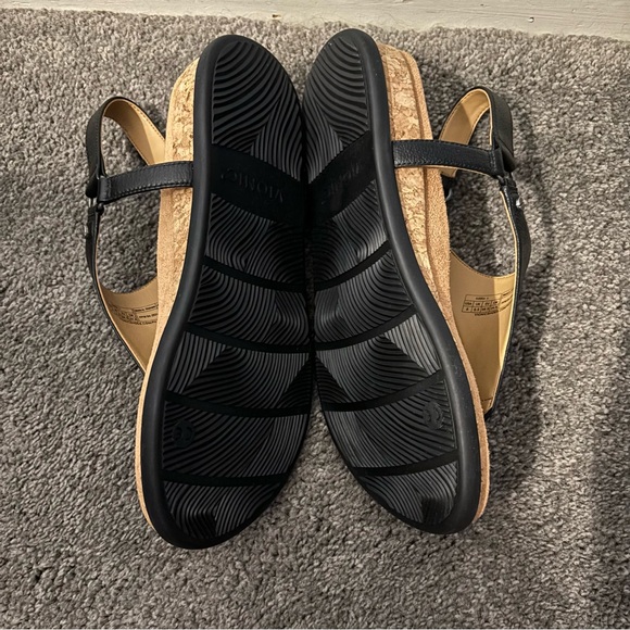 ⭐️SALE⭐️Vionic Kirra II toe post sling back black leather sandals - Picture 3 of 7